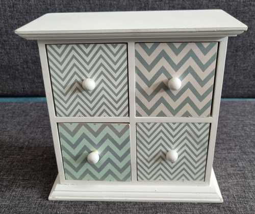 White zig zag design shabby - white,